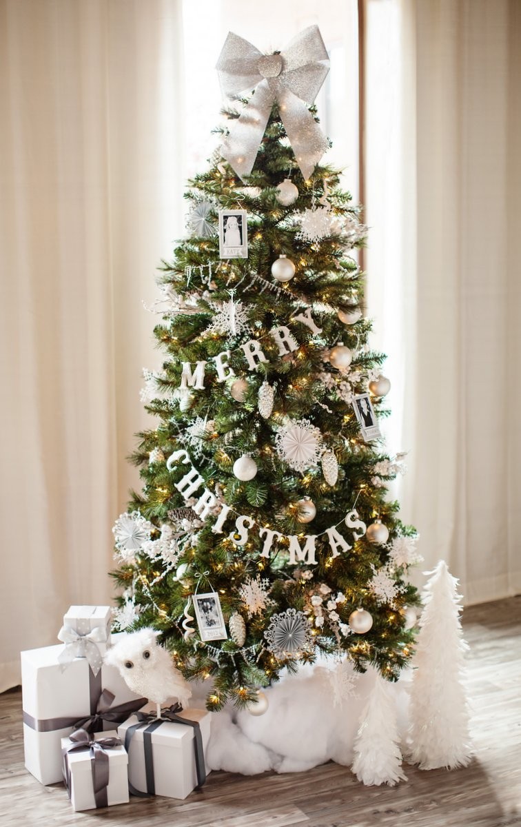 6 Mesmerizing Ways To Decor Your Christmas Tree This Holiday | Streets are already starting to shine with all of the traditional fairy lights that warm up people's hearts. #christmasdecor #christmastree #homedecor #fairylights #christmasspirit #interiordesign