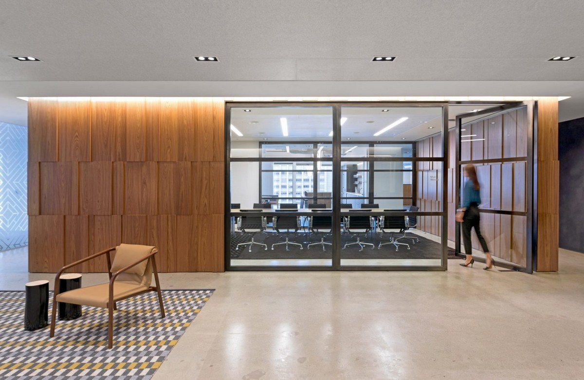 San Francisco Finance Office Gets a Traditional and Contemporary Look | Studio O+A, an American design firm created an office in San Francisco that communicates "news ways of thinking and working". #interiordesign #homedecor #designfirm #diningtables #officedesign