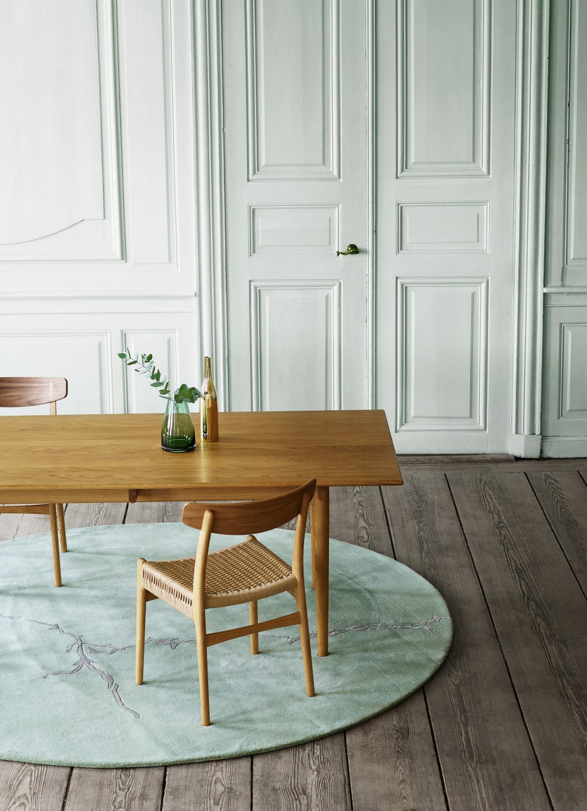 The Final Chair From The Original Hans J Wegner Collection of Four | Carl Hansen & Son presented this year the relaunch of the Danish modernist chair. #interiordesign #diningroom #diningchair #homedesign