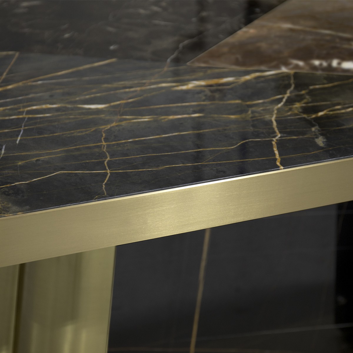 The Decodiva Dining Table: Craftsmanship Meets Contemporary Design